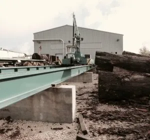 Illustration de La zone de stockage avec chariot BZH et poste de tronçonnage