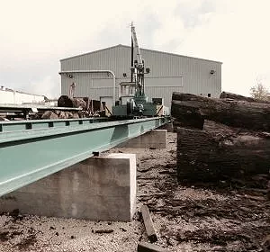 La zone de stockage avec chariot BZH et poste de tronçonnage