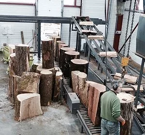 Arrivage des bois en différentes hauteurs pour le passage à la fendeuse